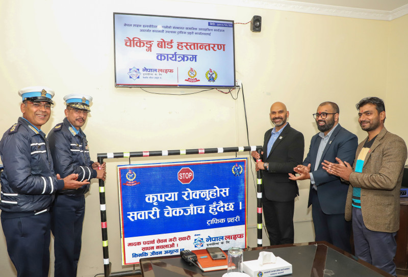 नेपाल लाइफ इन्स्योरेन्सद्वारा ट्राफिक प्रहरीलाई चेकिङ बोर्ड हस्तान्तरण